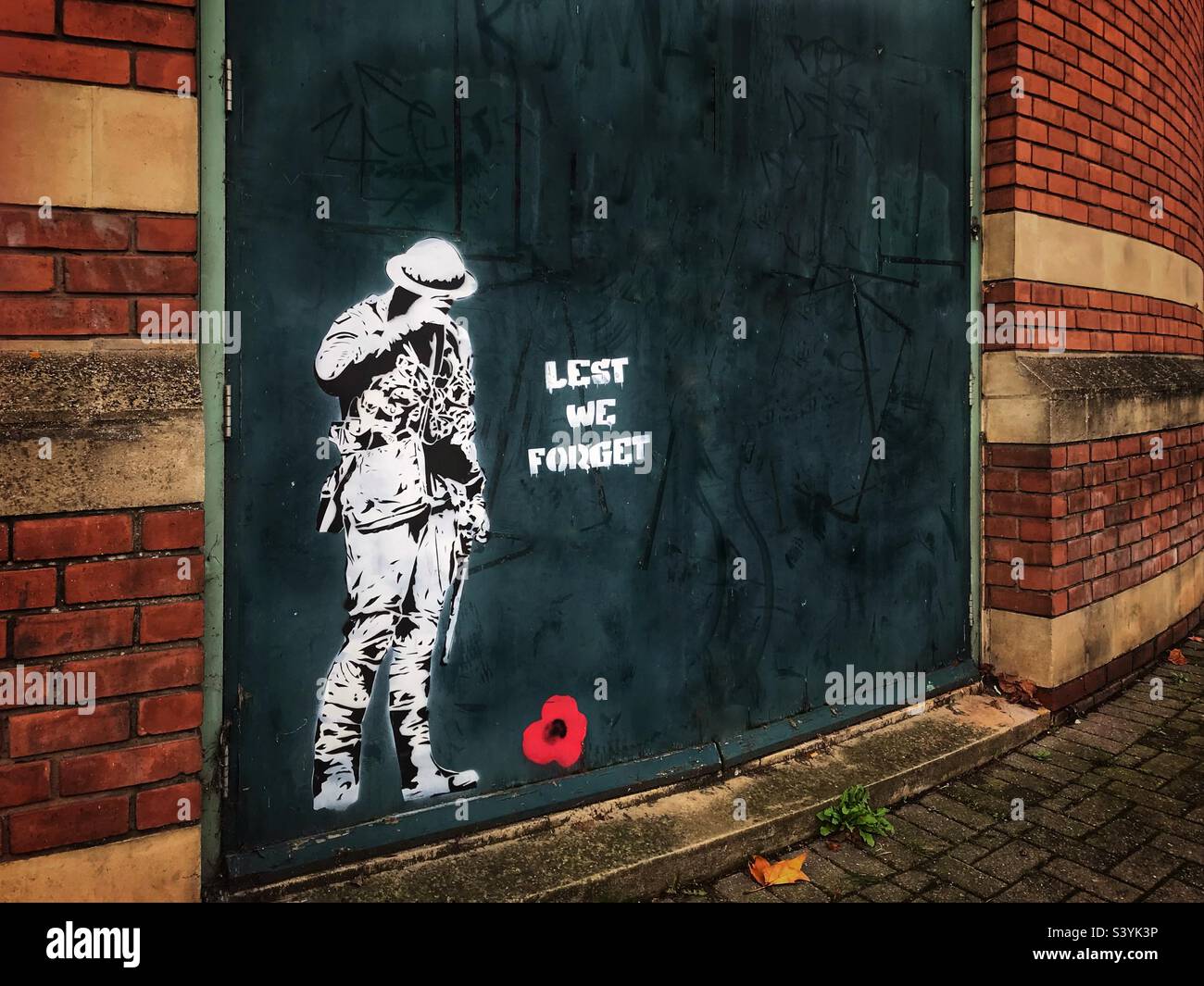 Bandiera Lest We Forget Con Papavero 0,9 X 1,5 M – Decorazione Per Remembrance Day, Colori Vivaci E Resistenti