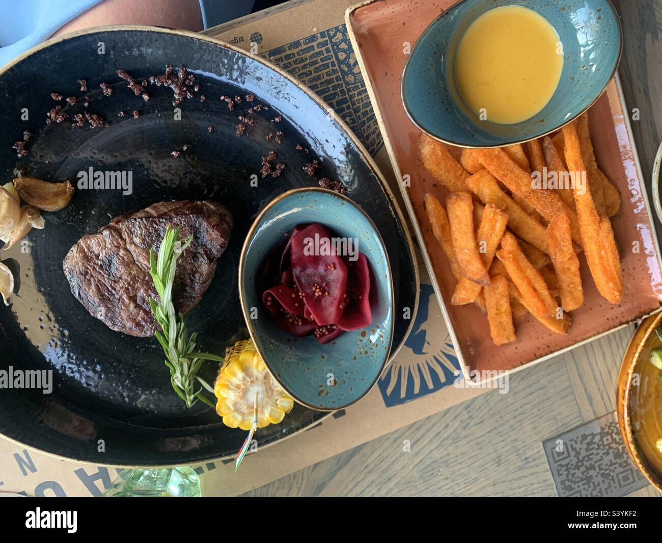 Filetto argentino servito con verdure alla griglia e patatine fritte dolci Foto Stock