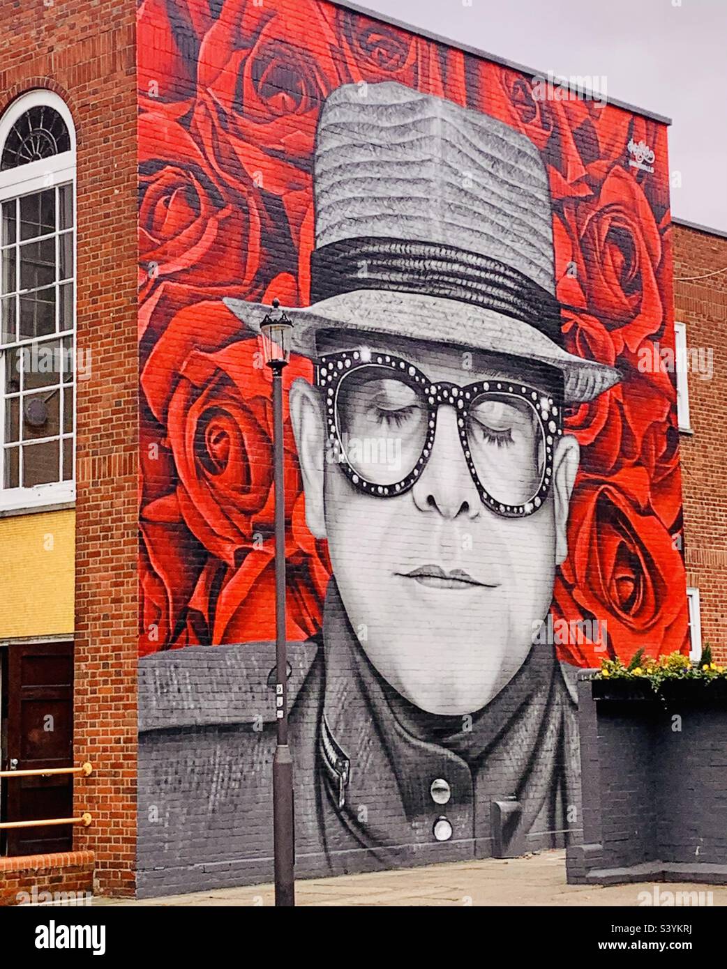 L'arte murale di Sir Elton John a Watford dipinta nel 2022 Foto Stock