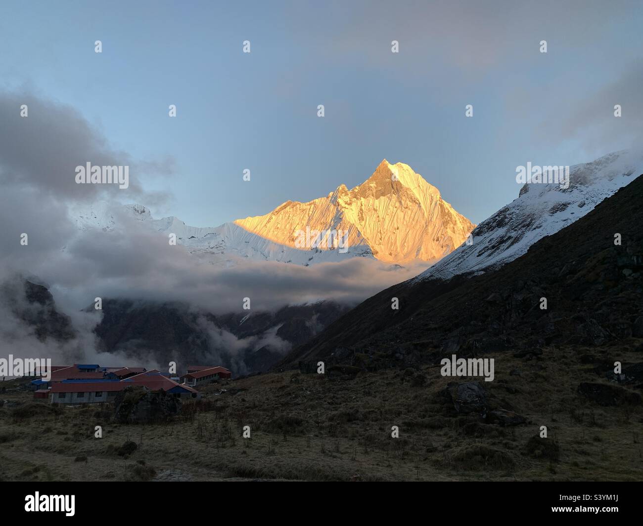Bella Santa montagna Machhapuchhre durante i tramonti in Nepal Foto Stock