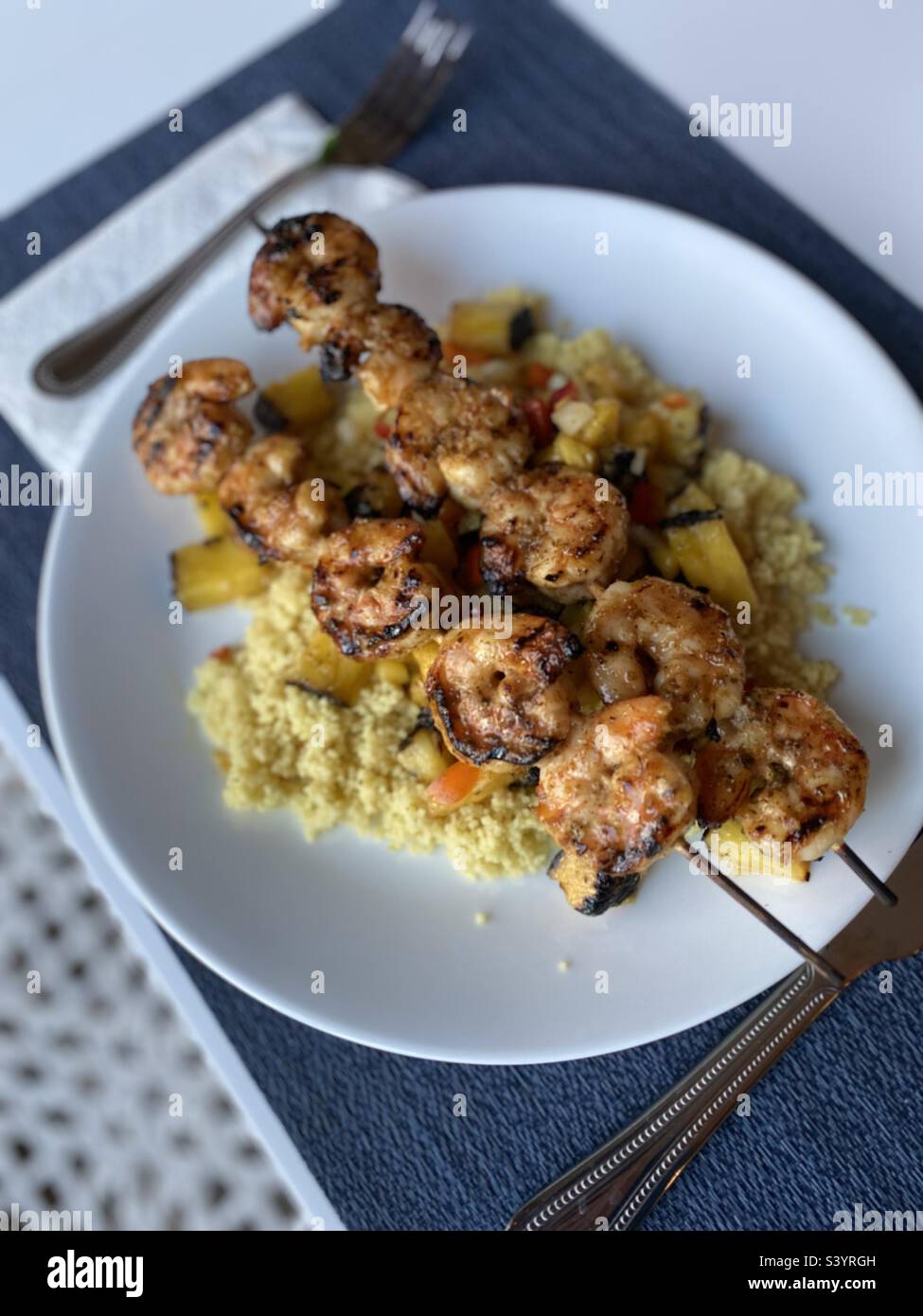 Gamberetti con ananas alla griglia e riso mango. - Immagine stock catturata con smartphone