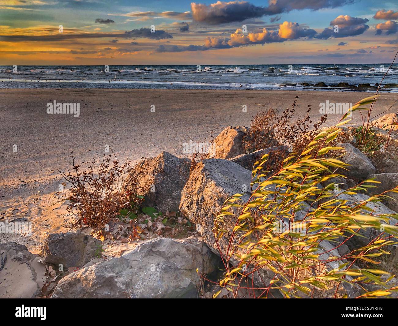 Il tramonto della sera si illumina. Foto Stock