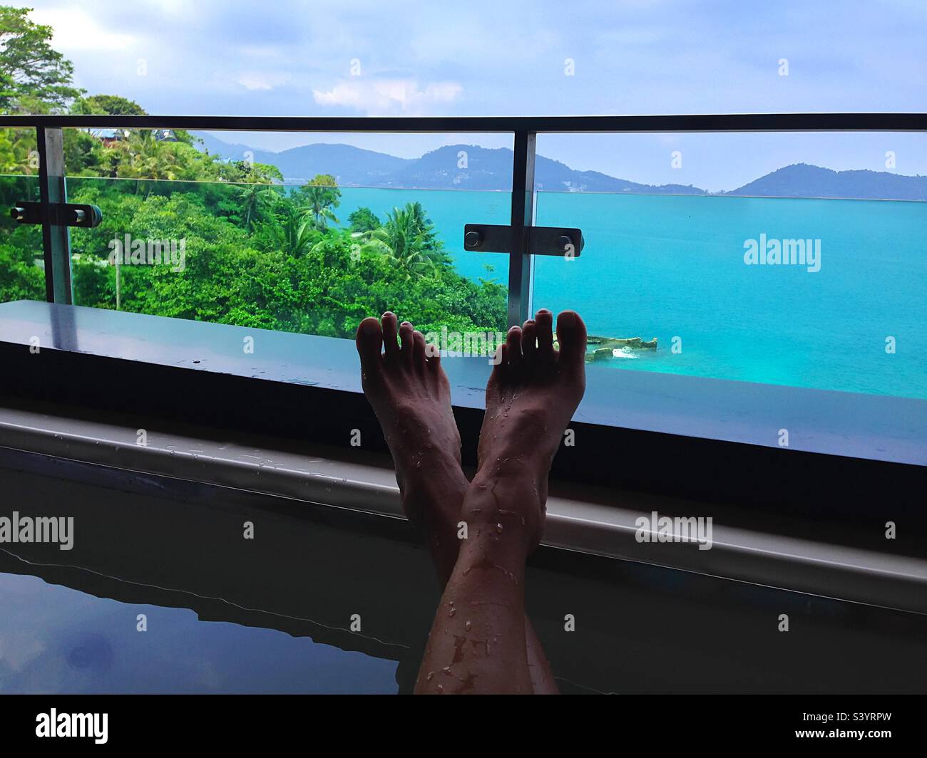 Relax nella vasca idromassaggio vista oceano - Immagine stock catturata con smartphone