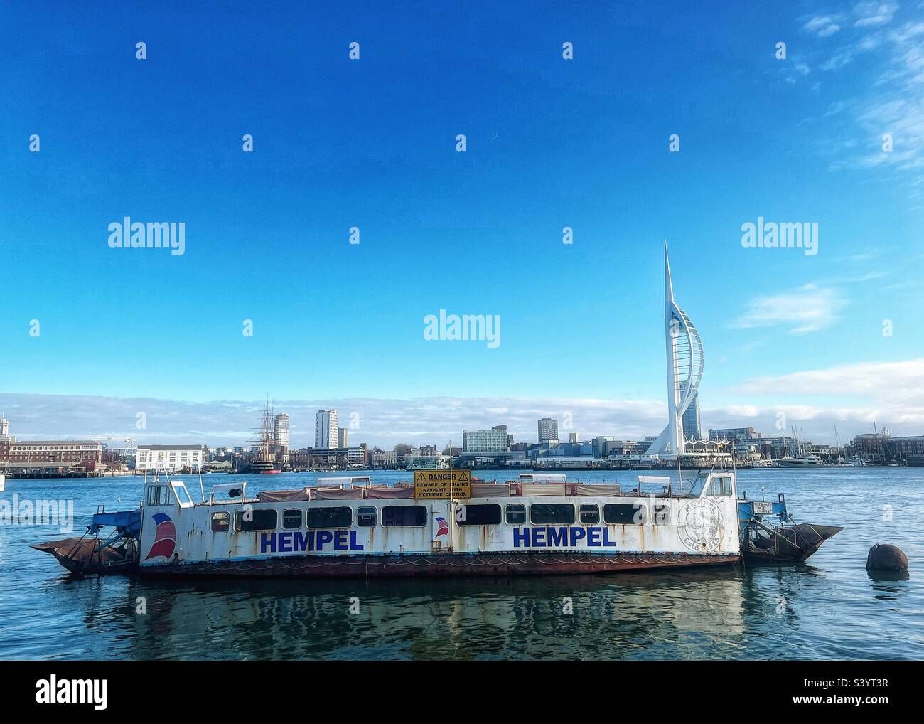 Vecchia catena di traghetti Hempel visto nel novembre 2022 decadendo fuori Gosport, dove il pontone è stato ritirato. La stampa locale ha riferito che sarebbe diventata una “lama di rasoio”. Portsmouth in lontananza - Immagine stock catturata con smartphone