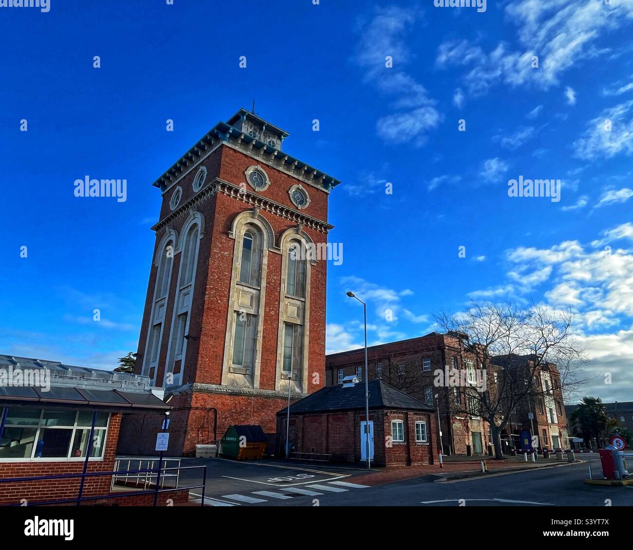 Haslar Hospital Tower- questo enorme vecchio sito ospedaliero è in fase di ristrutturazione Foto Stock