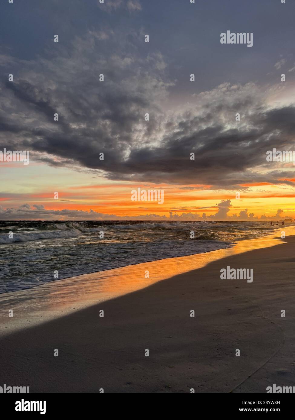 Spettacolari cieli al tramonto sul Golfo del Messico Costa Smeralda Florida Foto Stock