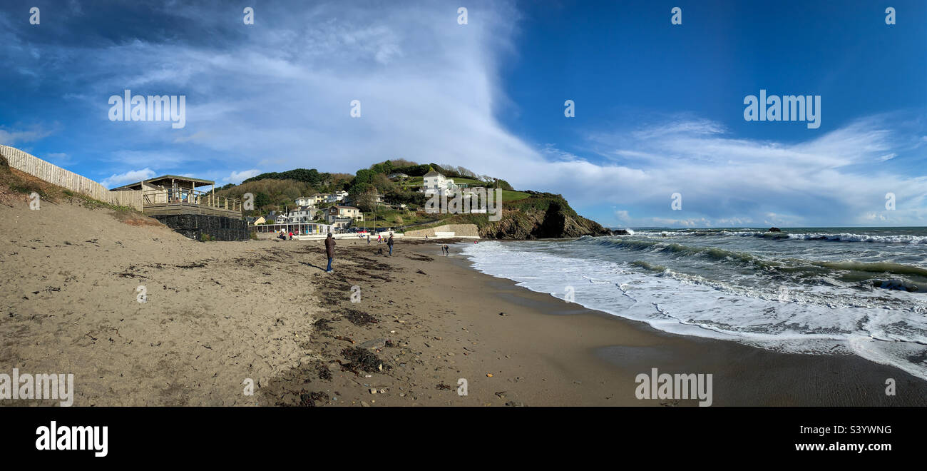 Millandreath spiaggia in Cornovaglia dopo una tempesta d'autunno - Immagine stock catturata con smartphone