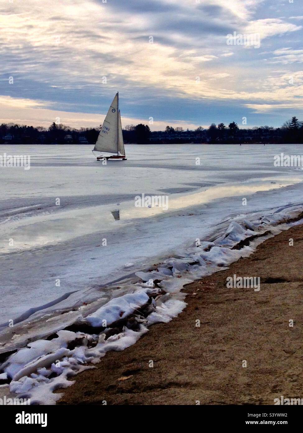 Webster, Massachusetts, USA - 2 febbraio 2014: Memorial Beach Park durante l'inverno con vela su ghiaccio su un lago ghiacciato (editoriale) - Immagine stock catturata con smartphone