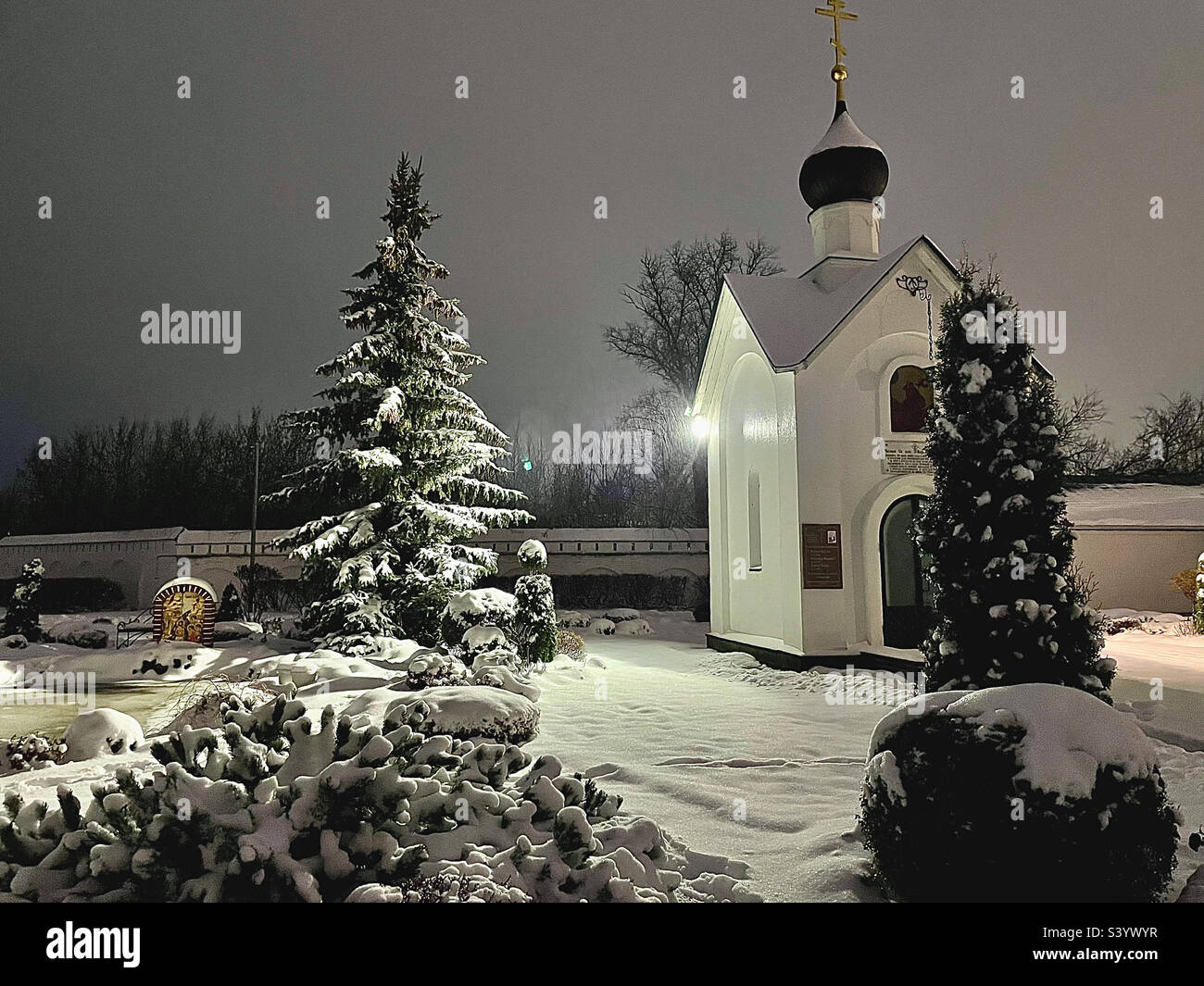 vista serale di una piccola cappella Foto Stock