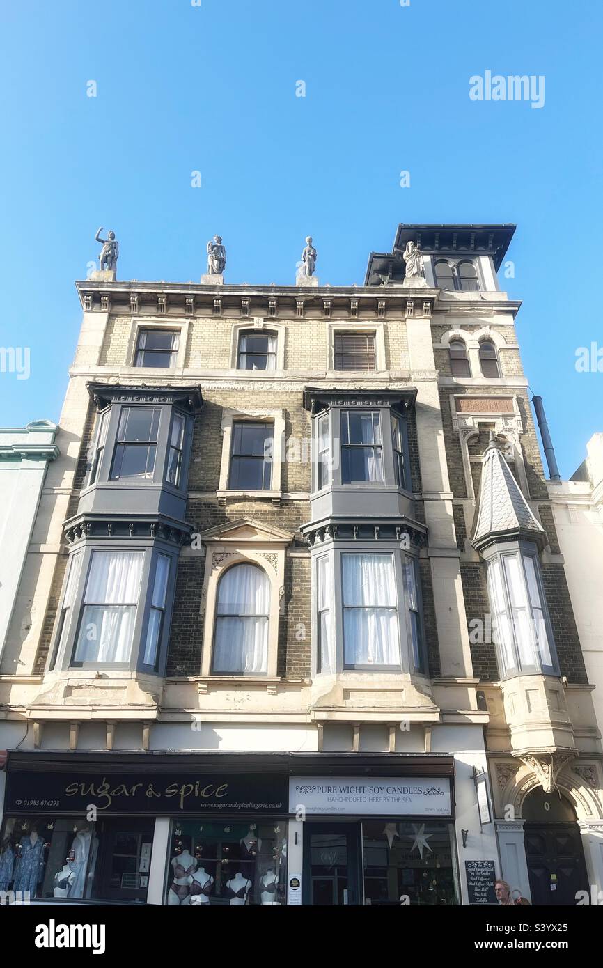 60 Union Street, Ryde, Isle of Wight è un edificio storico dell'Inghilterra di grado II, noto per la Osbourne Tower e le figure sul tetto descritte come statue neo-antiche. Datato 1865 - Vittoriano Foto Stock
