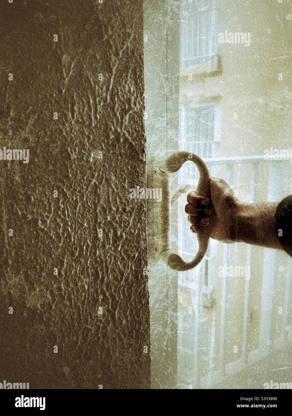 Una persona che tiene la porta scorrevole, in effetti grunge - Immagine stock catturata con smartphone