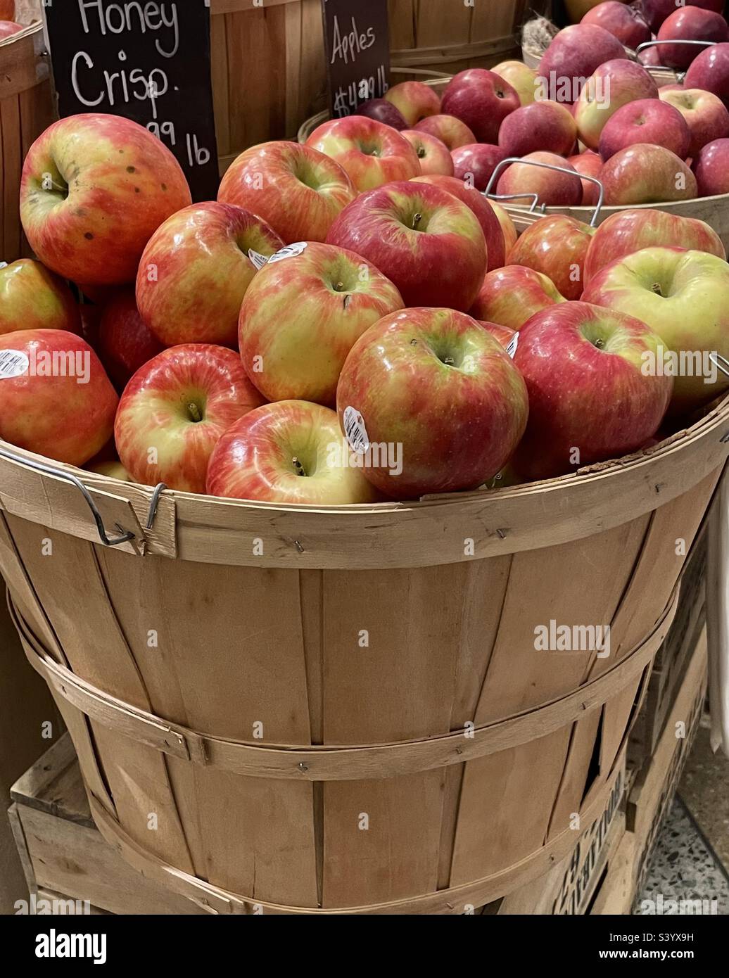 Cesto di mele in legno Foto Stock