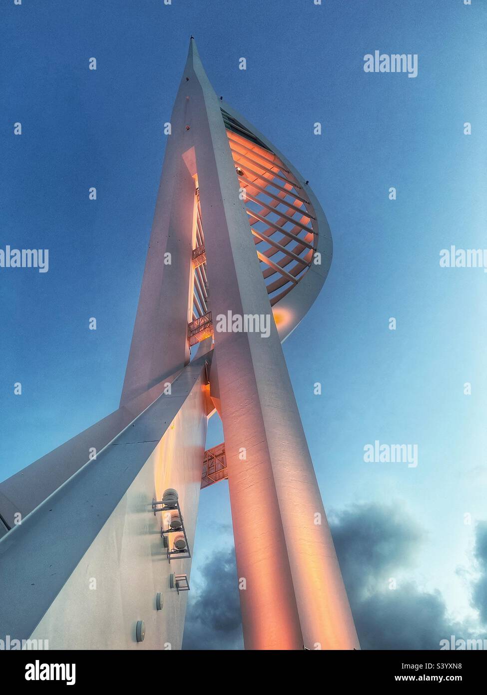 La Spinnaker Tower è stata costruita come parte del pezzo centrale del Renaissance of Portsmouth Harbour Project - la torre è un punto di riferimento che può essere visto per miglia. Visto al crepuscolo e le luci sono accese - Immagine stock catturata con smartphone