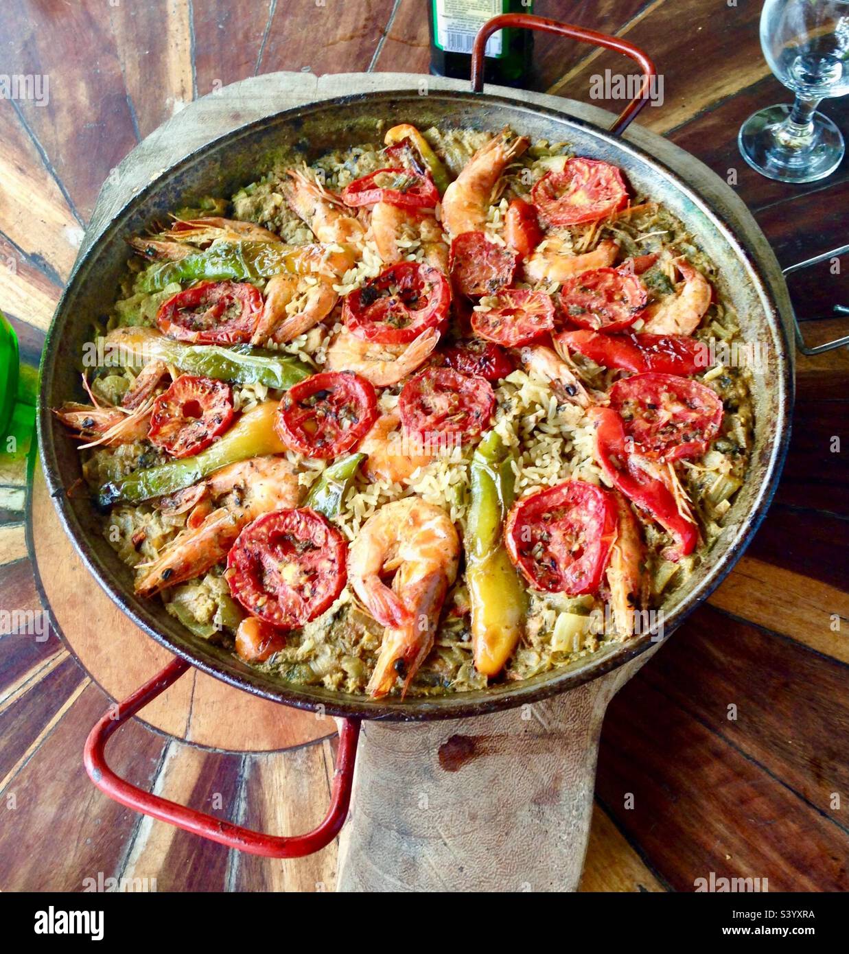 Piatto tipico della regione nord-orientale del Brasile nello Stato di Bahia. Riso con frutti di mare e pesce in olio di palma Foto Stock