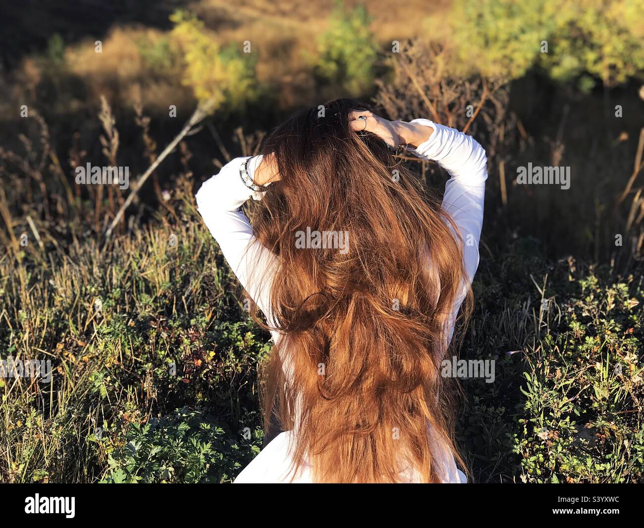 Giovane donna con capelli lunghi - Immagine stock catturata con smartphone