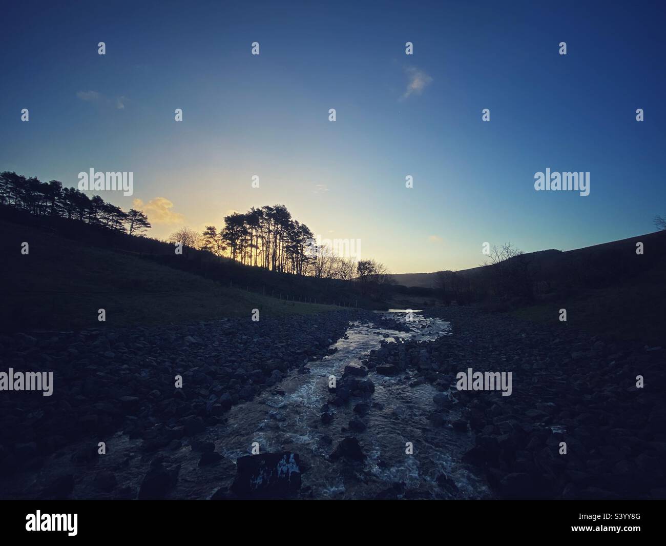 Una fotografia di paesaggio all'alba in una scena rurale collinare Foto Stock