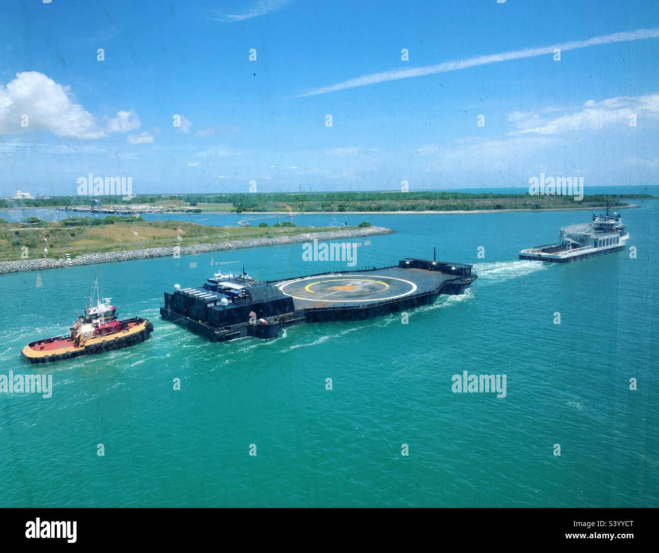 Maggio 2022, Doug, una delle navi di recupero di SpaceX, che tira una chiatta, Cape Canaveral, Brevard County, Florida, Stati Uniti - Immagine stock catturata con smartphone