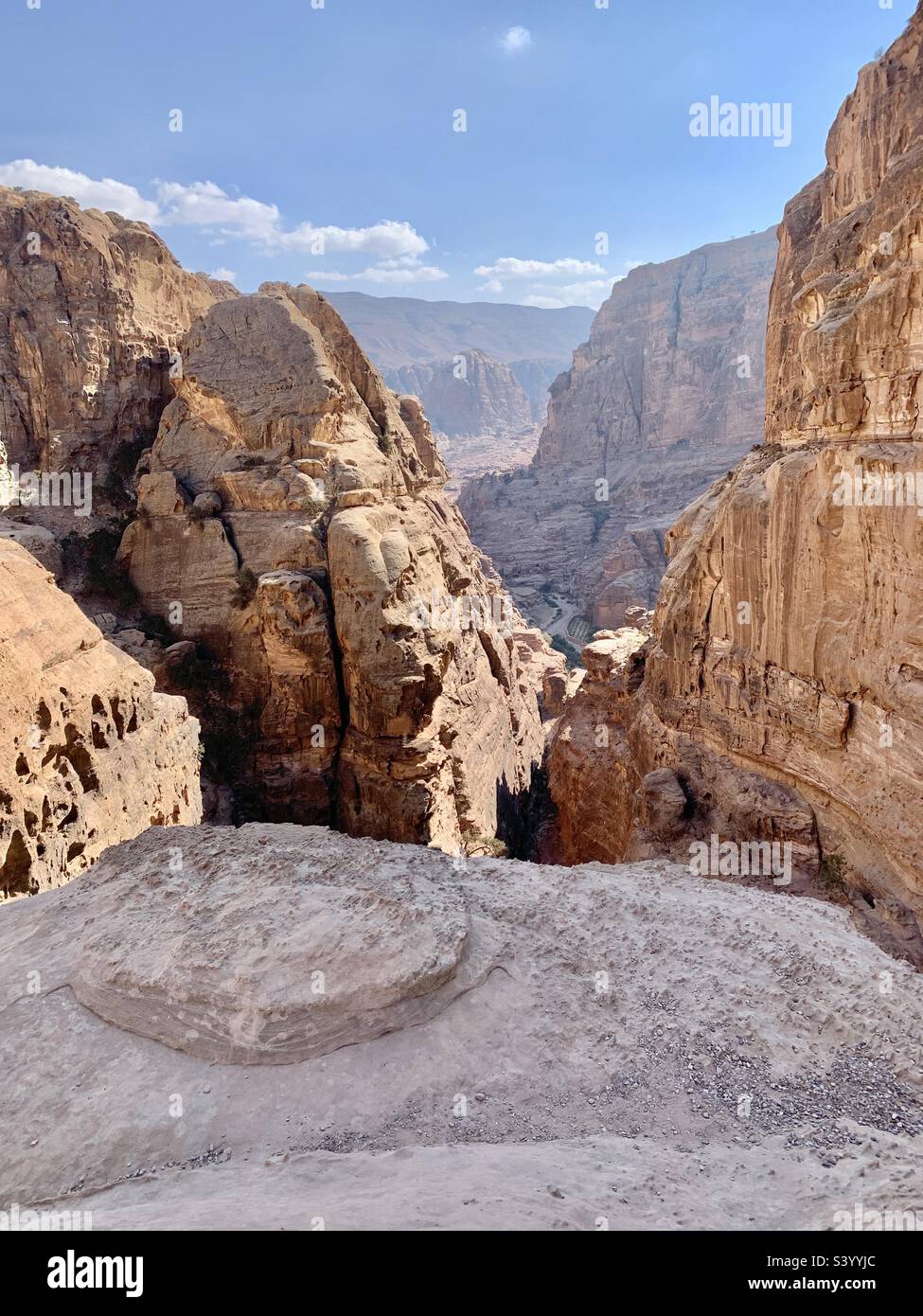 Vista su Petra Jordan dal sentiero del monastero - Immagine stock catturata con smartphone