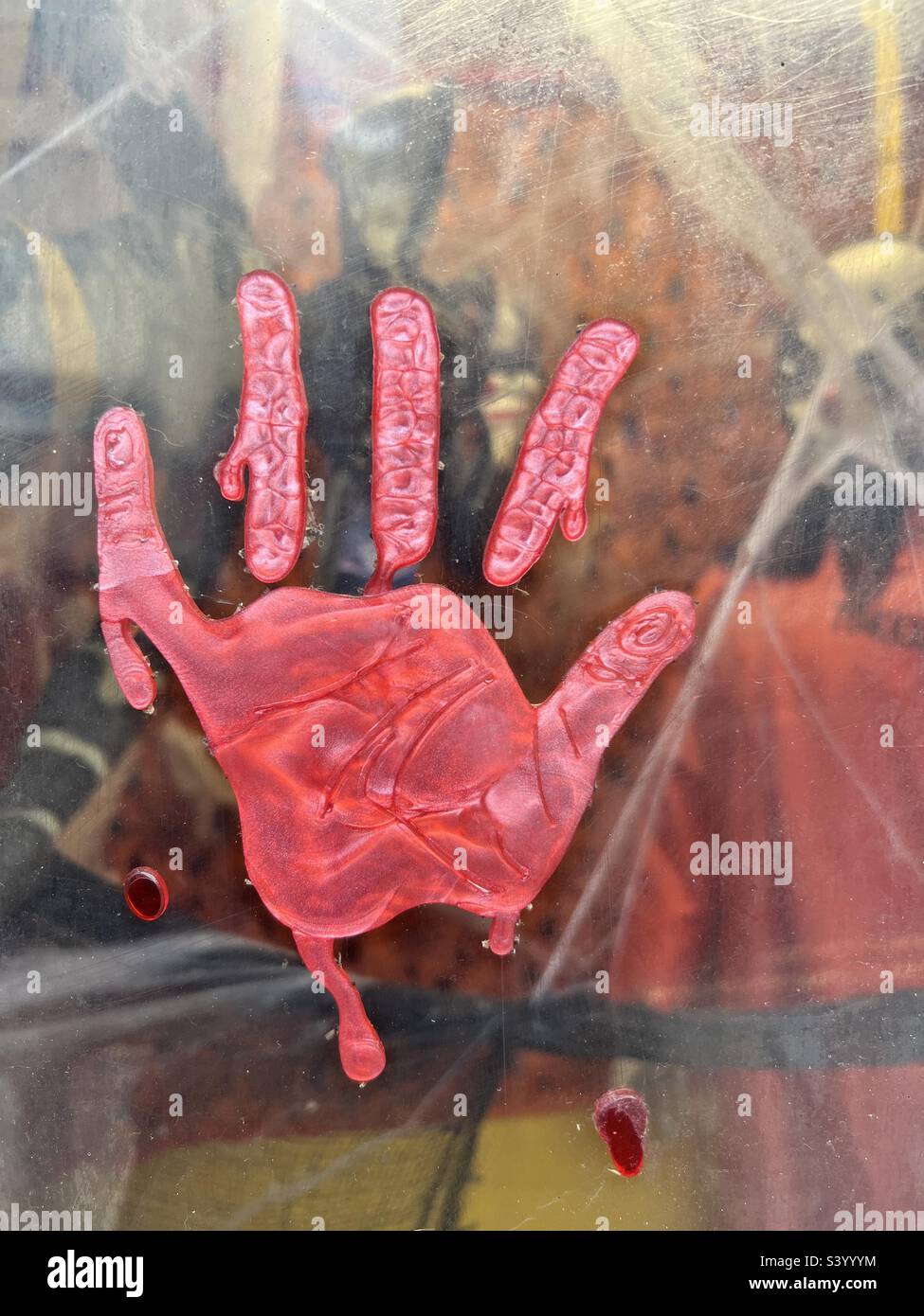 Stampa a mano in sangue falso su una finestra - Immagine stock catturata con smartphone