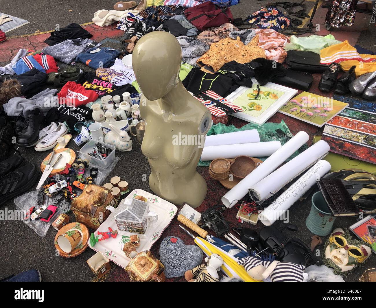 Gli articoli di seconda mano stanno vendendo su una stalla di mercato di vendita del carboot Foto Stock