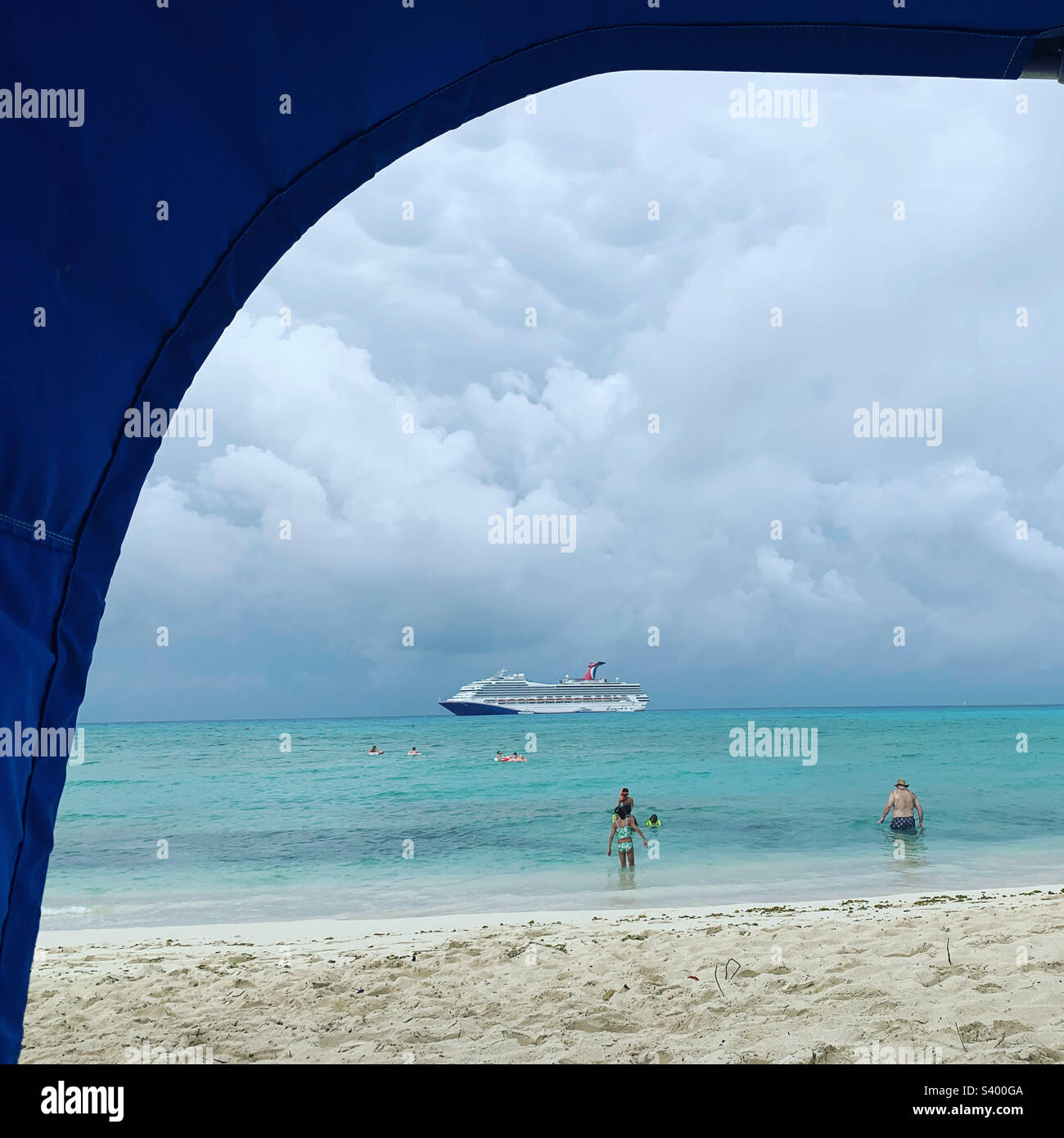 Maggio 2022, guardando fuori alla spiaggia e la libertà di Carnevale in lontananza da sotto una copertura a conchiglia, principessa Cays, Bahamas - Immagine stock catturata con smartphone
