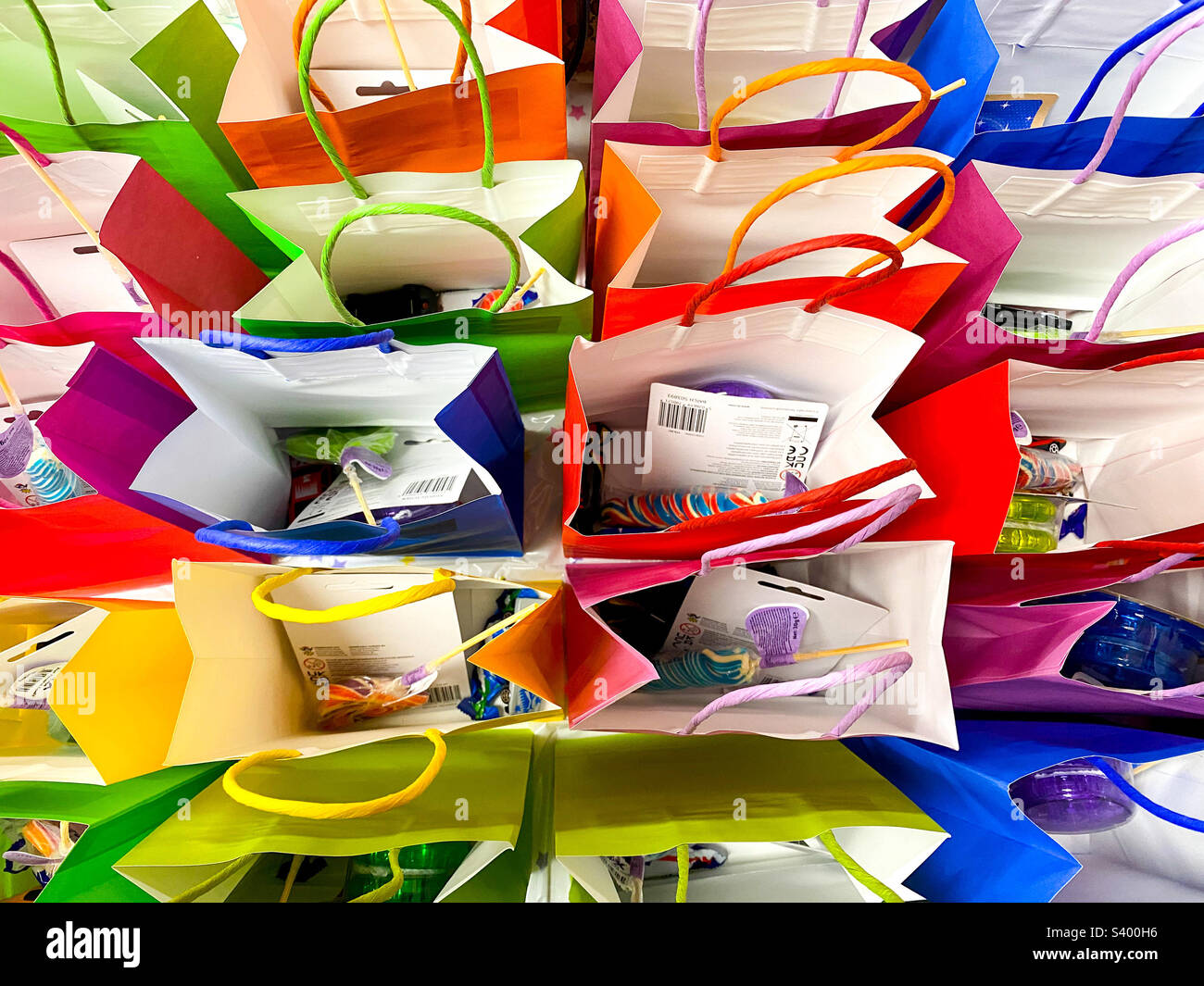 Sacchetti di carta colorati contenenti favori. Foto Stock