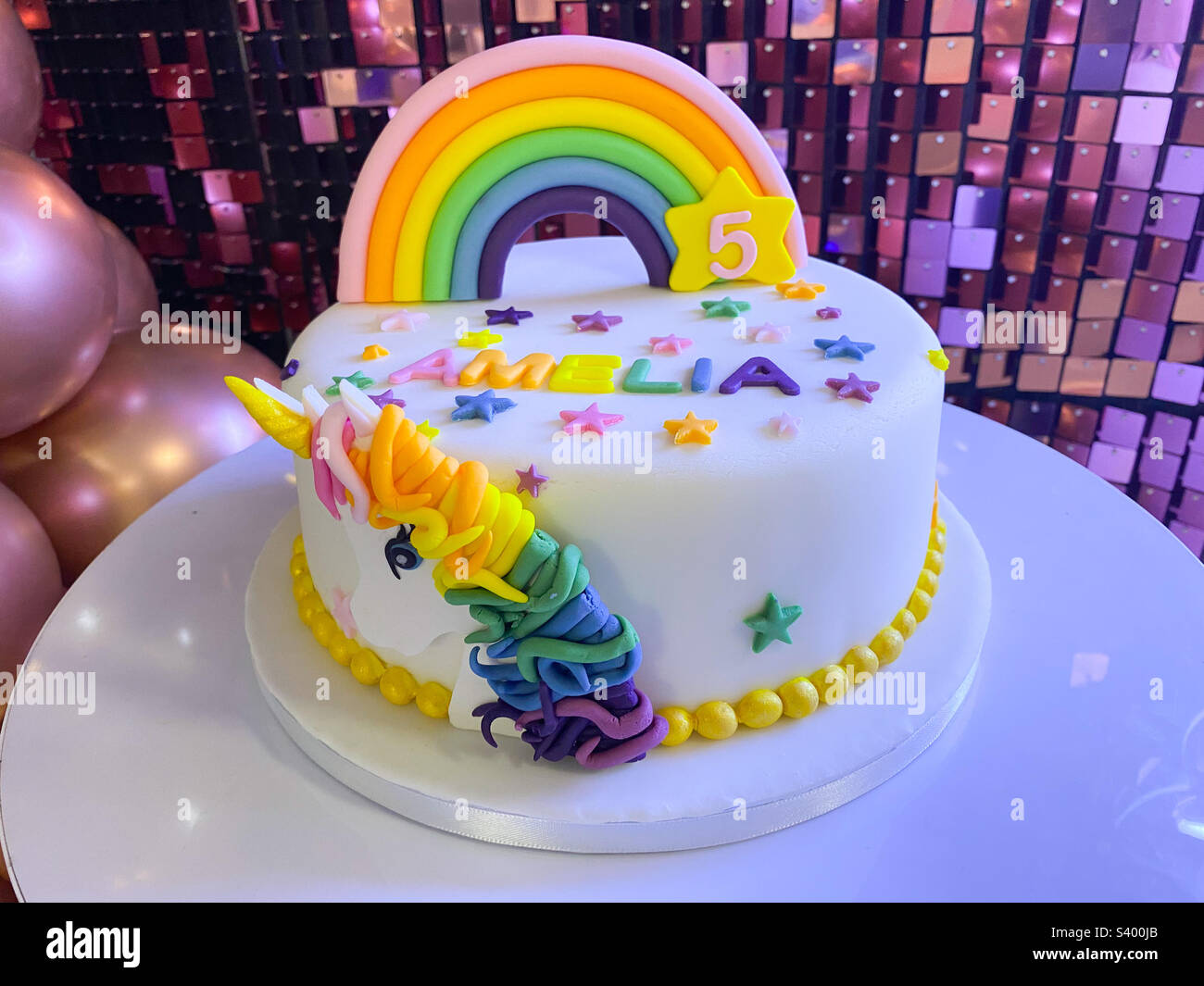 Un unicorno, torta di compleanno arcobaleno per un bambino piccolo Foto  stock - Alamy