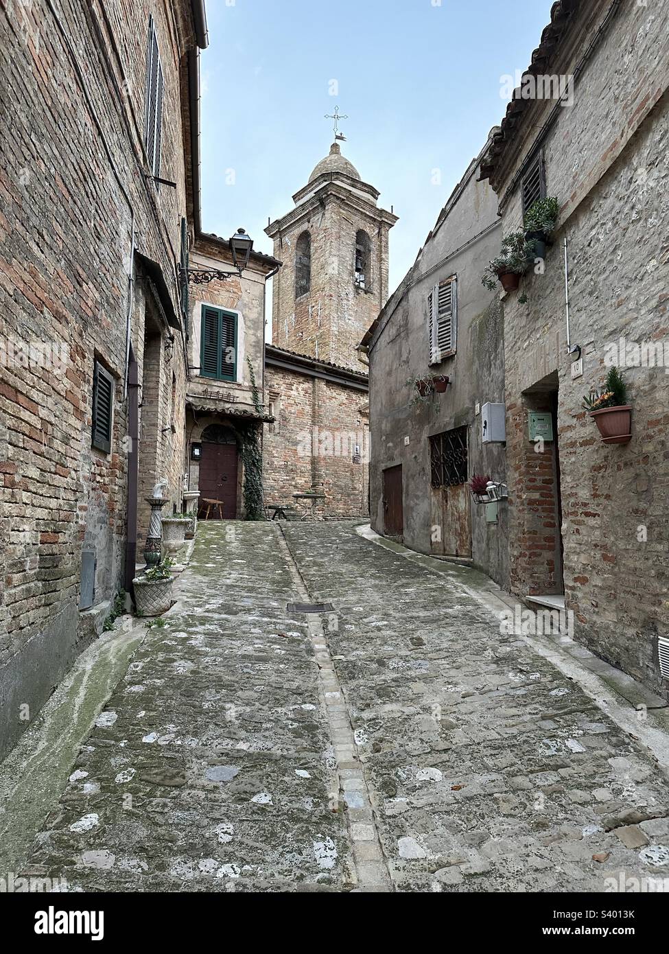 Vista sul borgo medievale di Carassai, Marche, Italia Foto Stock