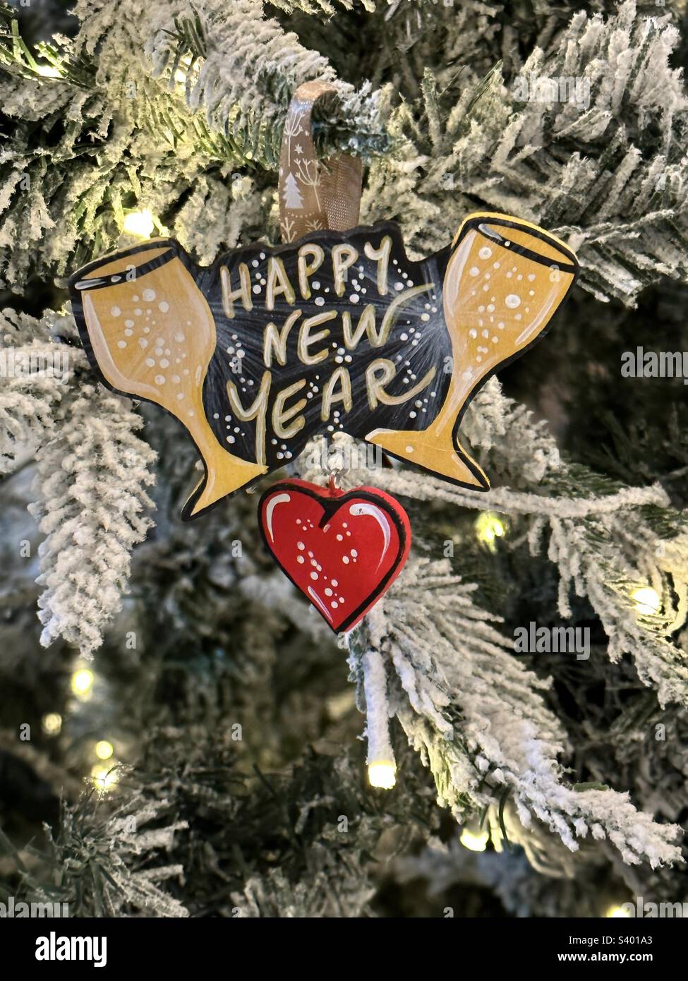 Felice anno nuovo, creativa decorazione in legno di Natale fatta a mano albero, primo piano vista Foto Stock