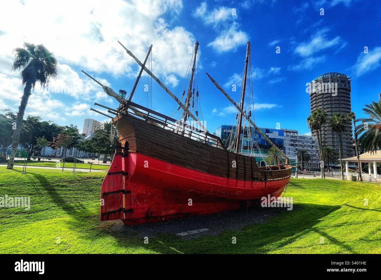 Replica della Caravel “la Niña” fu costruita nel 1992 per il 500th° anniversario dell'arrivo di Cristoforo Colombo nel 1492 in America. La nave è un'ispirazione per i giovani e gli anziani a Las Palmas - Immagine stock catturata con smartphone