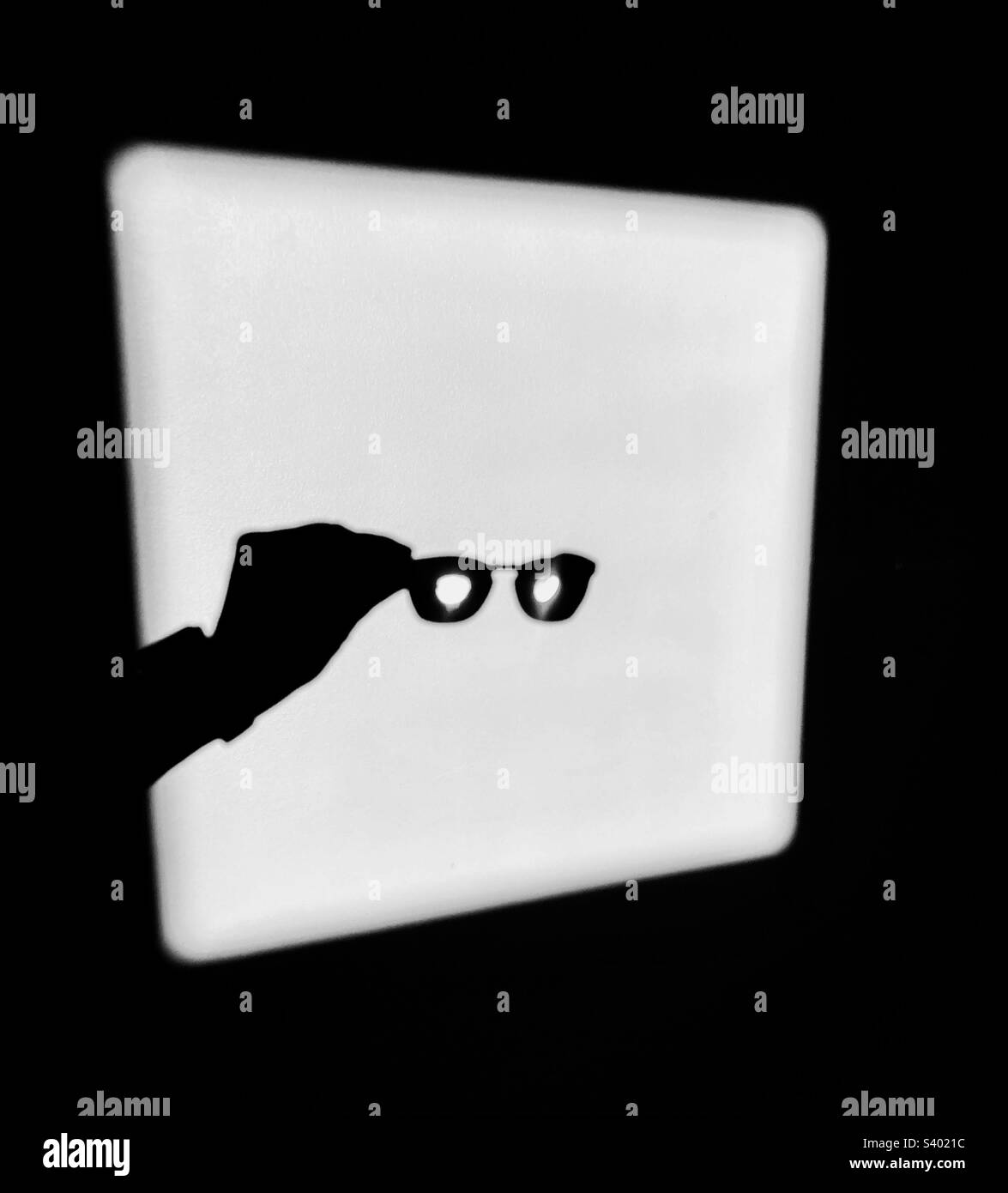 Shadow persona con occhi luminosi. Foto Stock