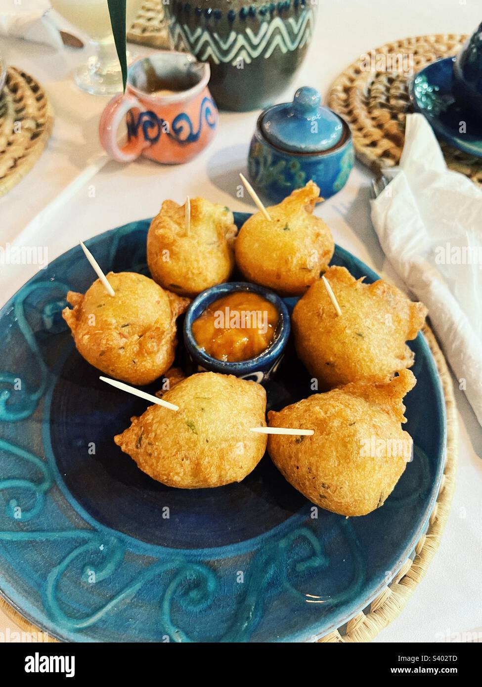Torte di pesce di Bajan con salsa piccante Foto Stock