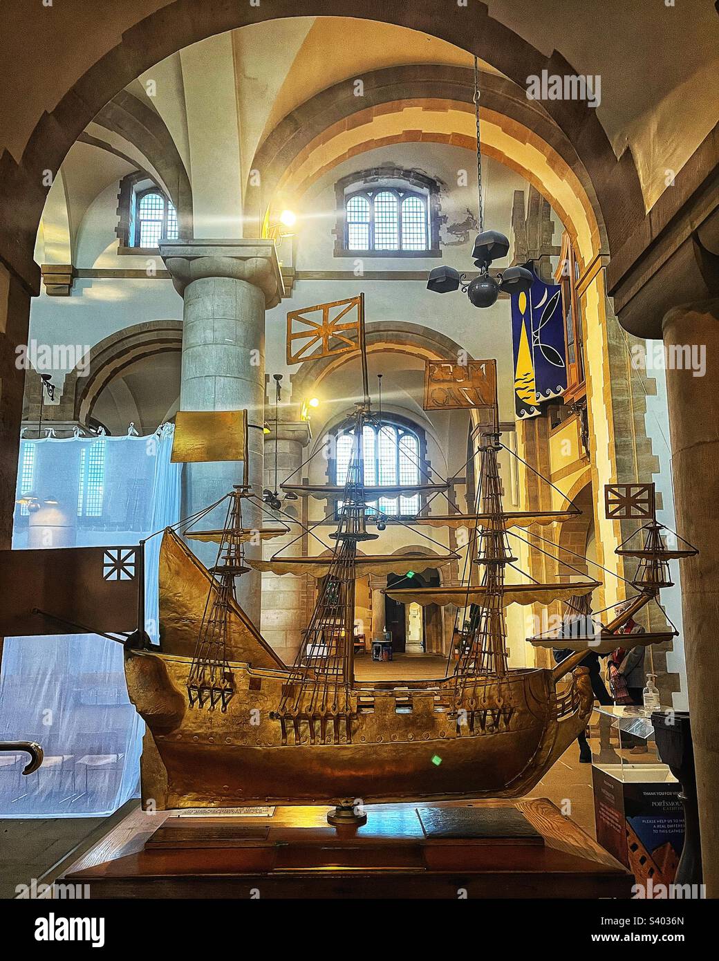 Portsmouth Cathedral interno vicino alla porta la vecchia cattedrale weathervane, in mostra nella Cattedrale di Portsmouth e convertito in scatola di denaro - Immagine stock catturata con smartphone