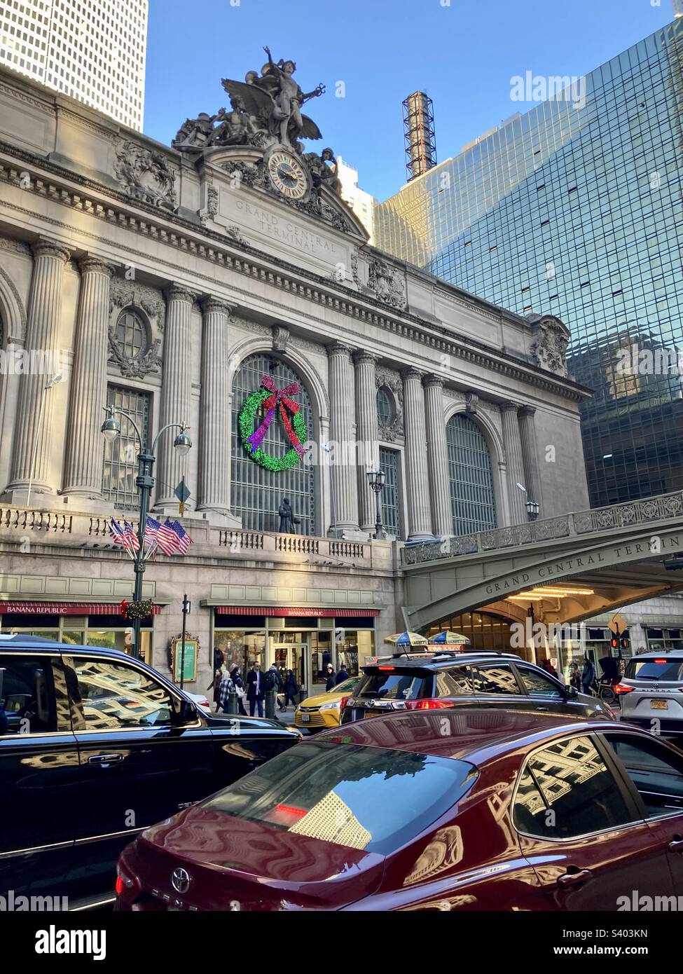 All'esterno della Grand Central Station con la corona delle vacanze e il traffico. Mostra parte di un ponte e auto a Manhattan, New York, mentre la notte si avvicina. - Immagine stock catturata con smartphone