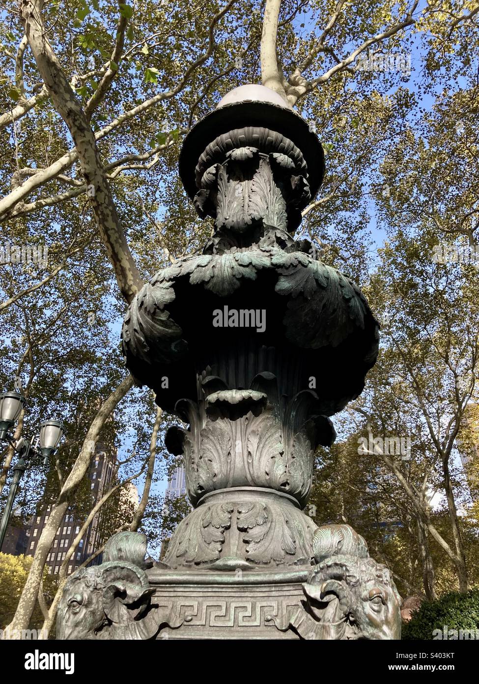 Bryant Park vintage luce con alberi sullo sfondo durante l'autunno a New York City - Immagine stock catturata con smartphone