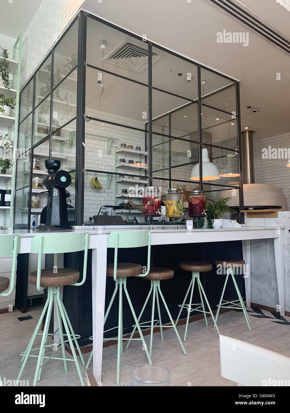 Dubai, Emirati Arabi Uniti - 4 giugno 2022: Interior of Common Grounds coffee shop in JBR - Immagine stock catturata con smartphone