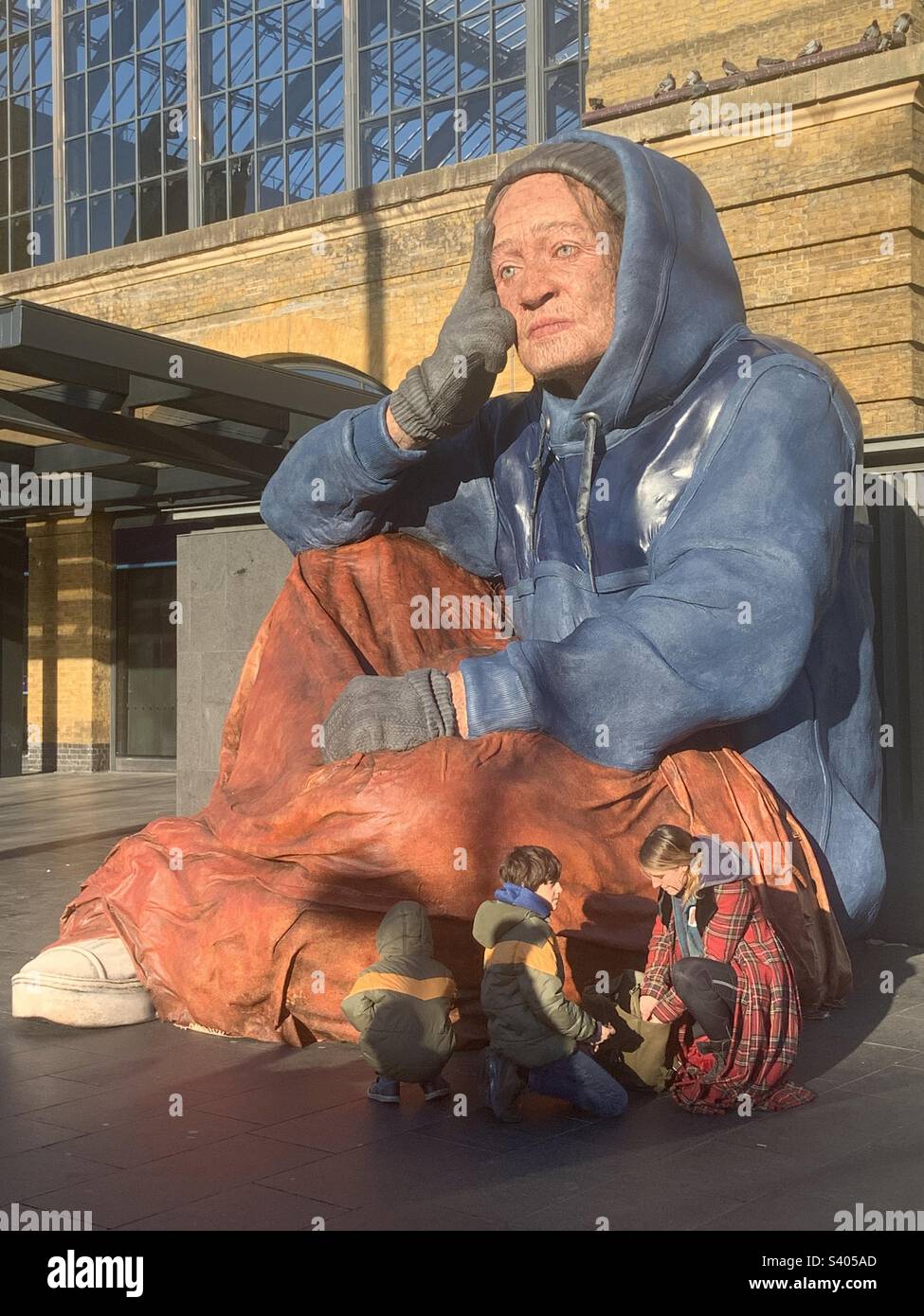 Sophie de Oliveira Barata artista a Kings Cross Station con la sua scultura gigante per la crisi di carità senza tetto. Natale 2022. Foto Stock