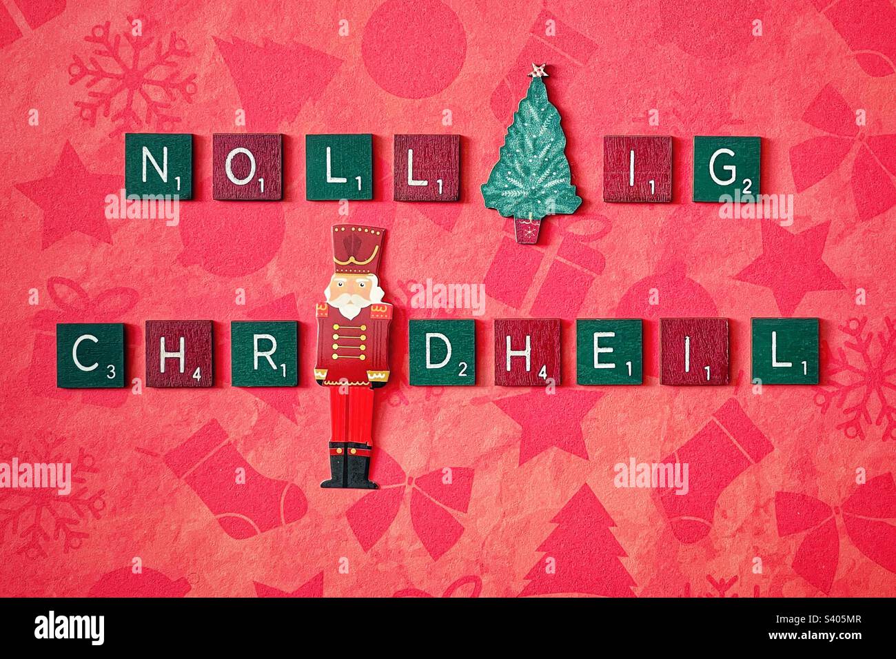 Piastrelle di legno verdi e rosse che scrivono Nollaig Chridheil. Foto Stock
