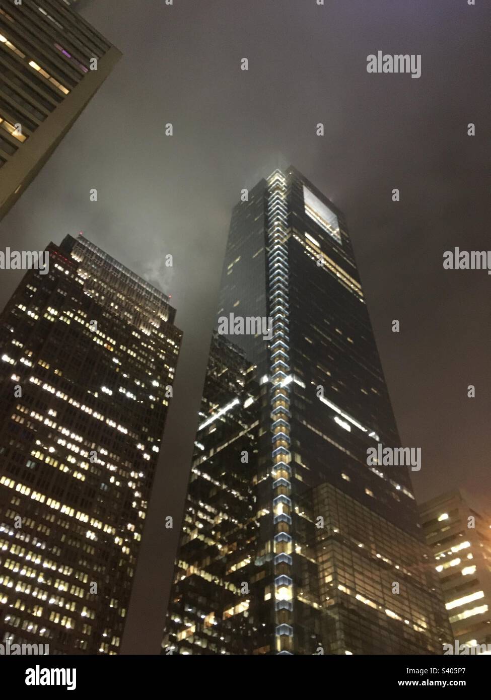 Foto surreali di Minneapolis di notte nella nebbia Foto Stock