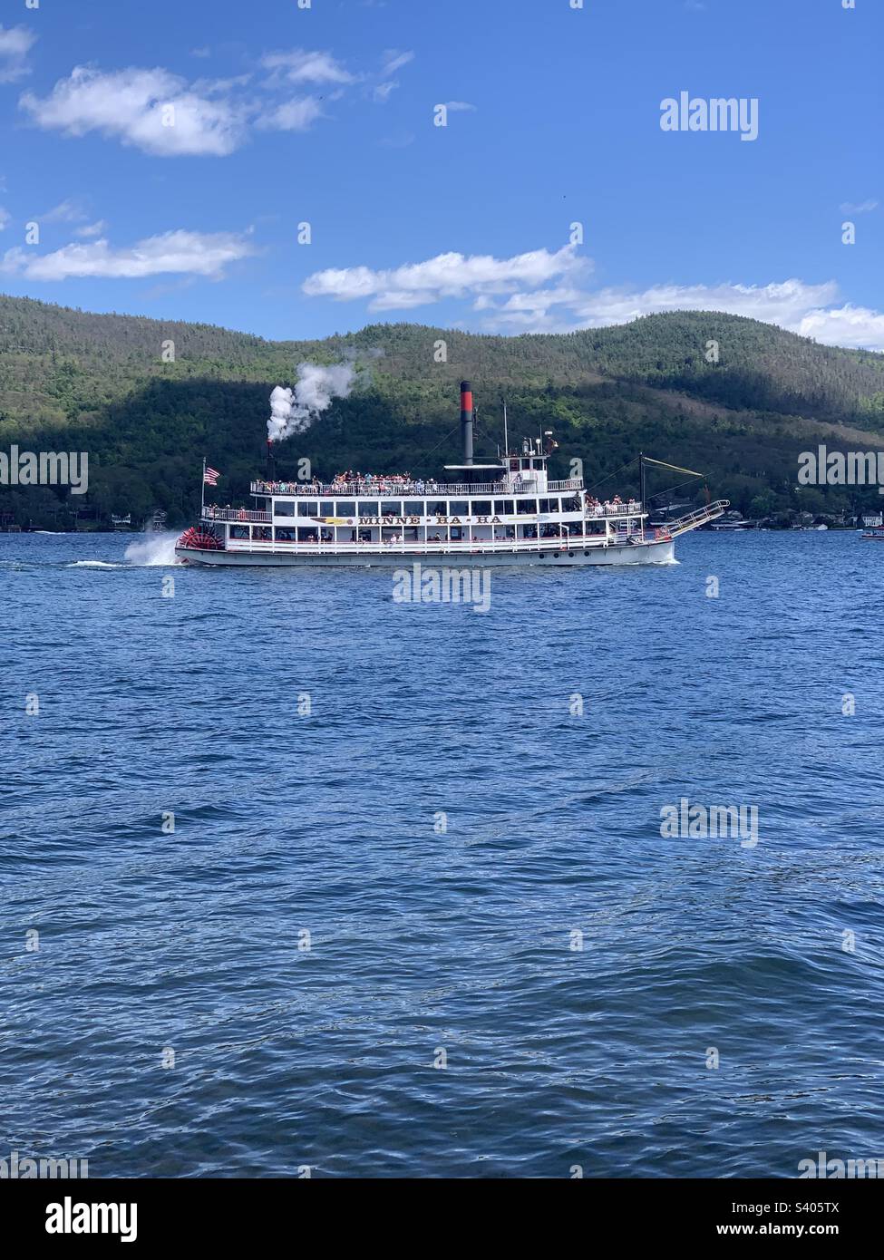 Giugno, 2022, battello a vapore Minnie ha ha, Lake George, Warren County, New York, Stati Uniti - Immagine stock catturata con smartphone