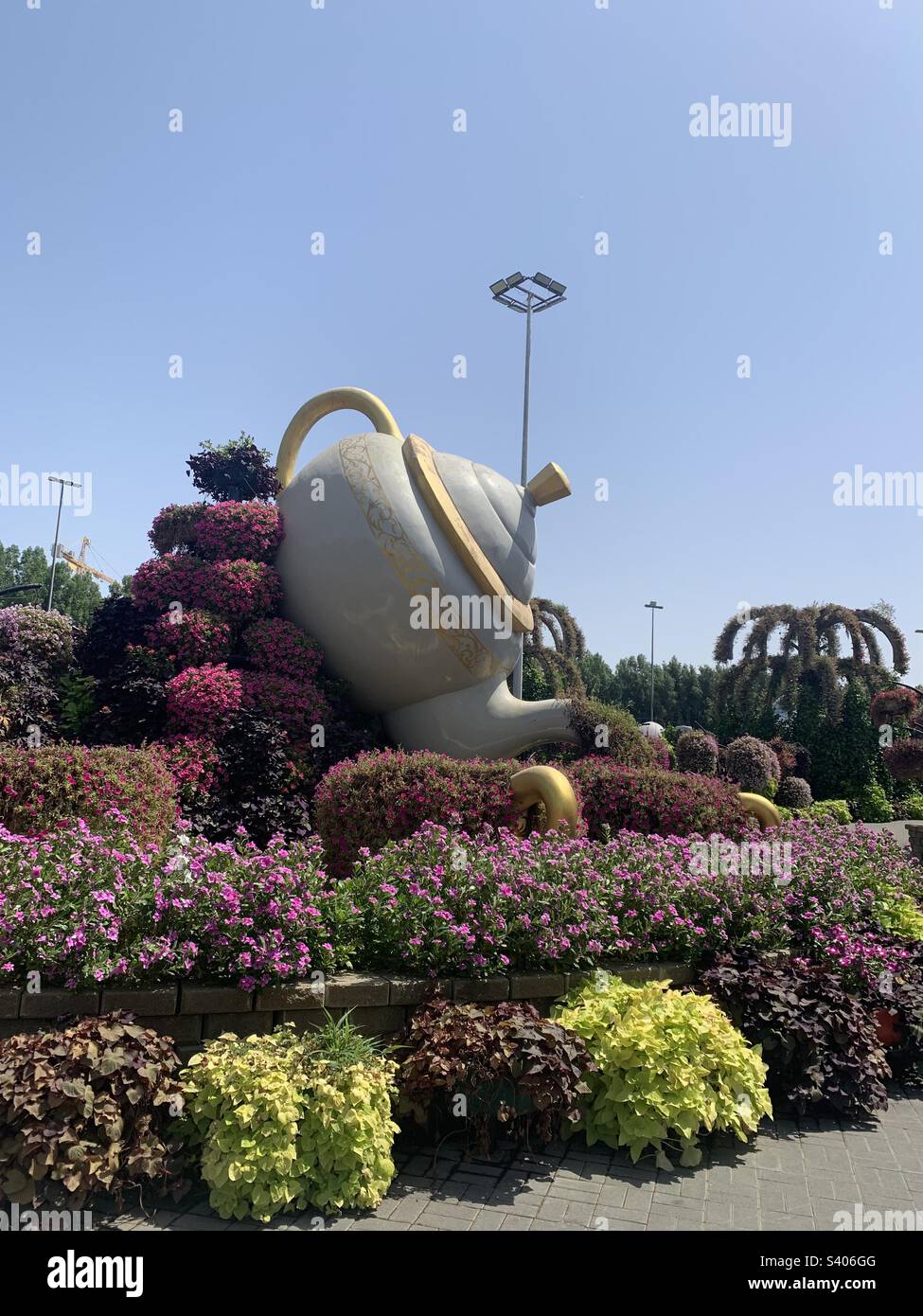 Dubai, Emirati Arabi Uniti - 3 giugno 2022: Creazioni floreali in mostra al Dubai Miracle Garden, il più grande giardino di fiori naturali del mondo - Immagine stock catturata con smartphone