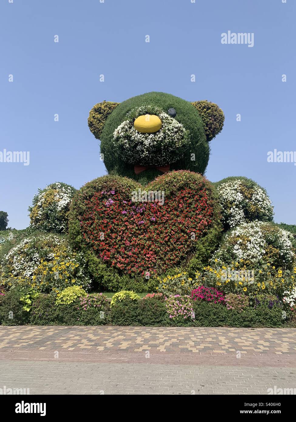 Dubai, Emirati Arabi Uniti - 3 giugno 2022: Creazioni floreali in mostra al Dubai Miracle Garden, il più grande giardino di fiori naturali del mondo - Immagine stock catturata con smartphone