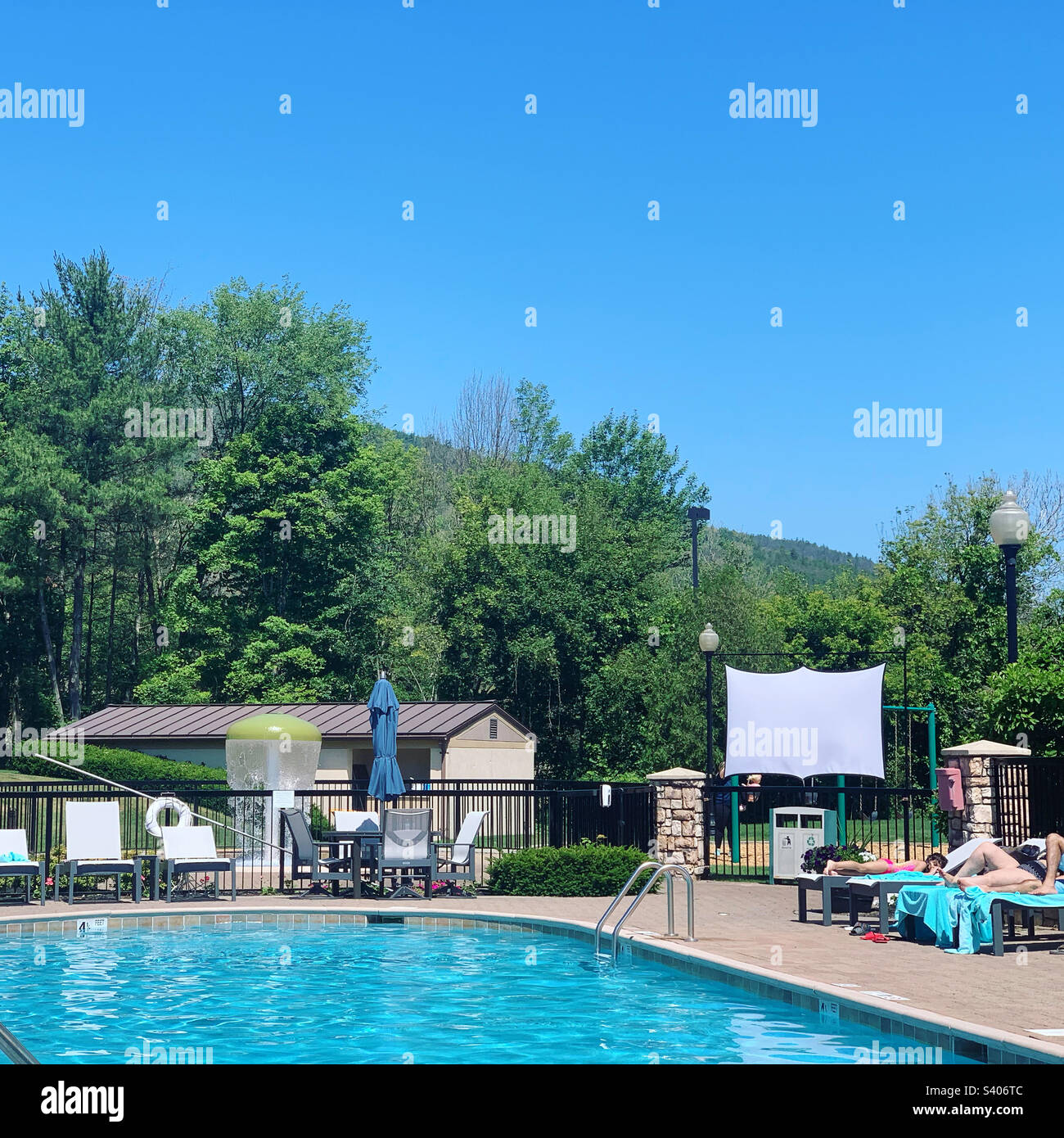 Giugno 2022, piscina, Holiday Inn Resort Lake George—Adirondack Area, Lake George, Warren County, New York, Stati Uniti Foto Stock