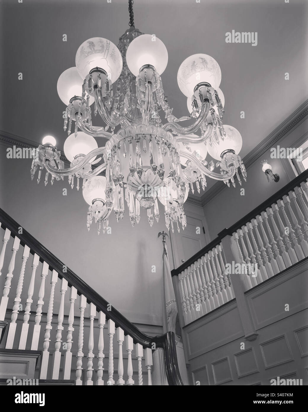 Concord, Massachusetts, USA - all'interno del North Bridge Visitor Center, parte del Minute Man National Historical Park. Foto in bianco e nero di lampadari e ringhiere. - Immagine stock catturata con smartphone