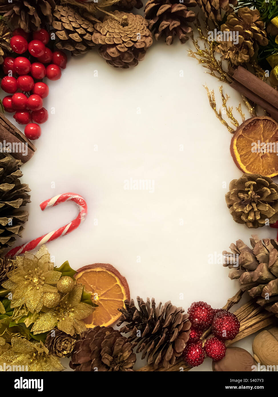 Toni caldi, sfondo festivo intorno a neve finta - spazio per il testo - Immagine stock catturata con smartphone