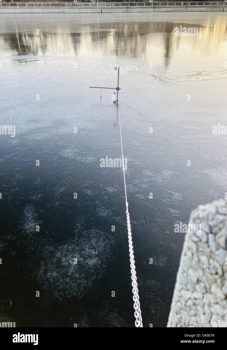 Meccanismo utilizzato per misurare la profondità del ghiaccio sul Rideau Canal Skstein. - Immagine stock catturata con smartphone