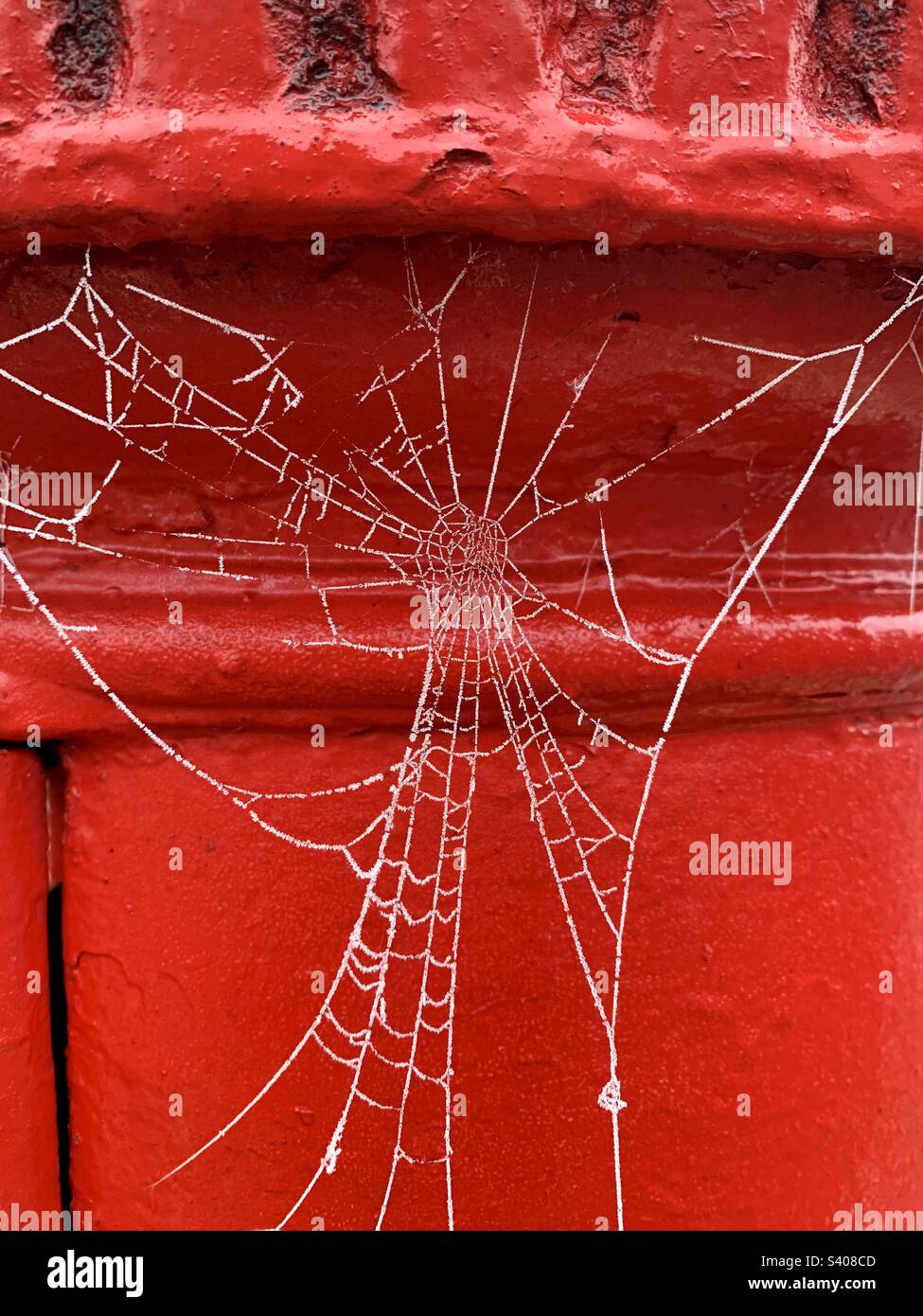 Tela di ciottoli ghiacciata su cassetta postale rossa - Immagine stock catturata con smartphone