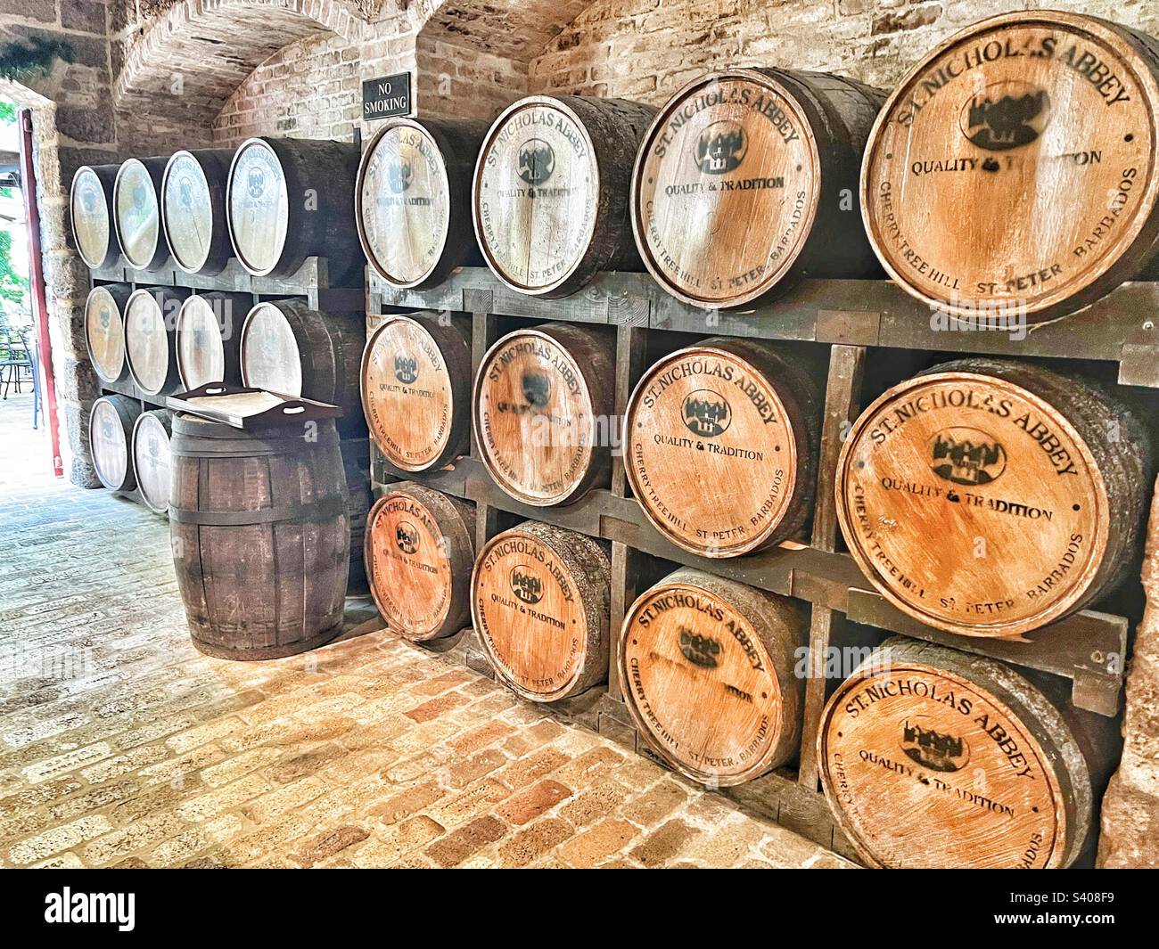 Barili di rum presso la distilleria di rum di St.Nicholas Abbey alle Barbados Foto Stock
