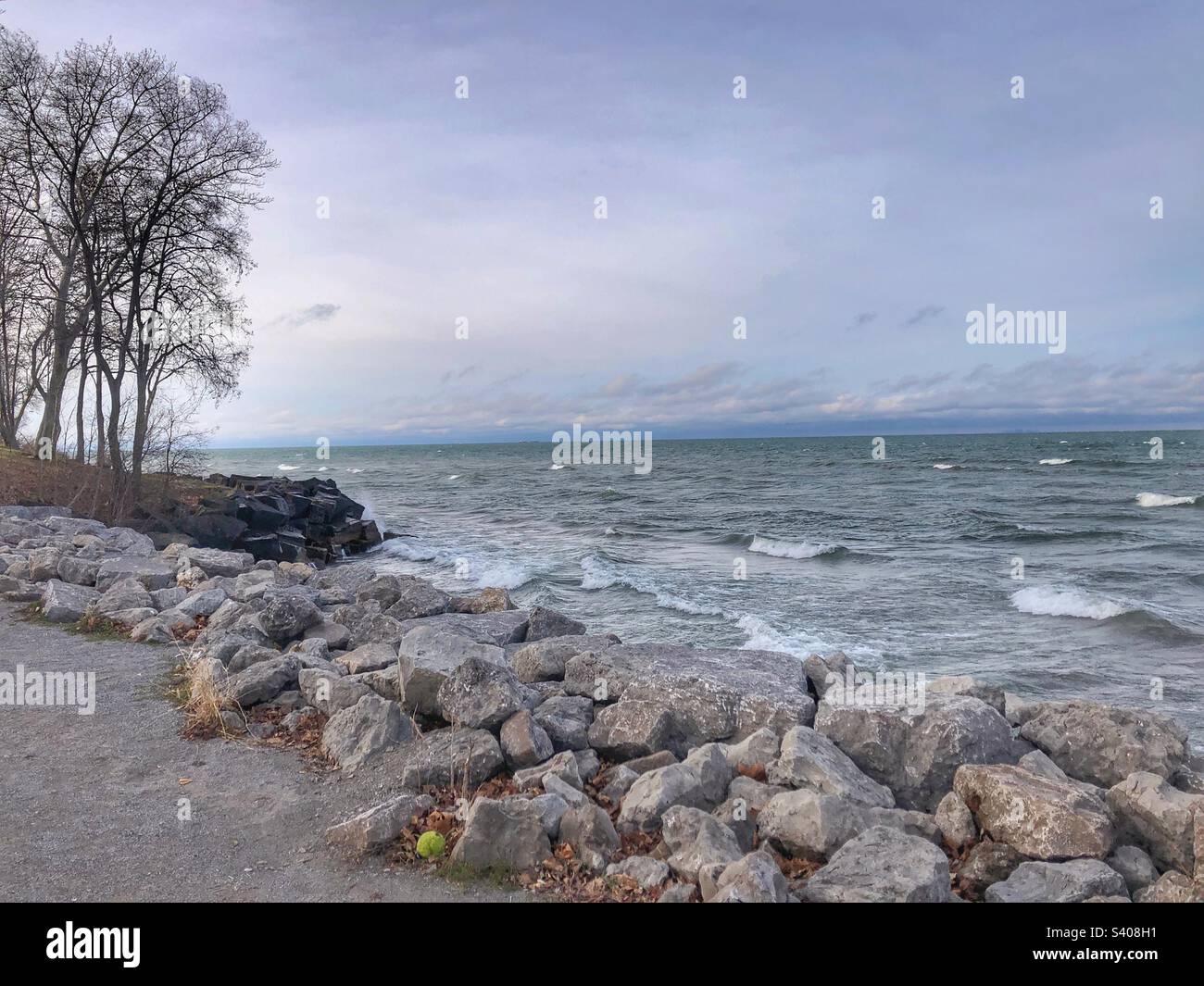 Una giornata ventilata sulle rive del lago Ontario. Foto Stock