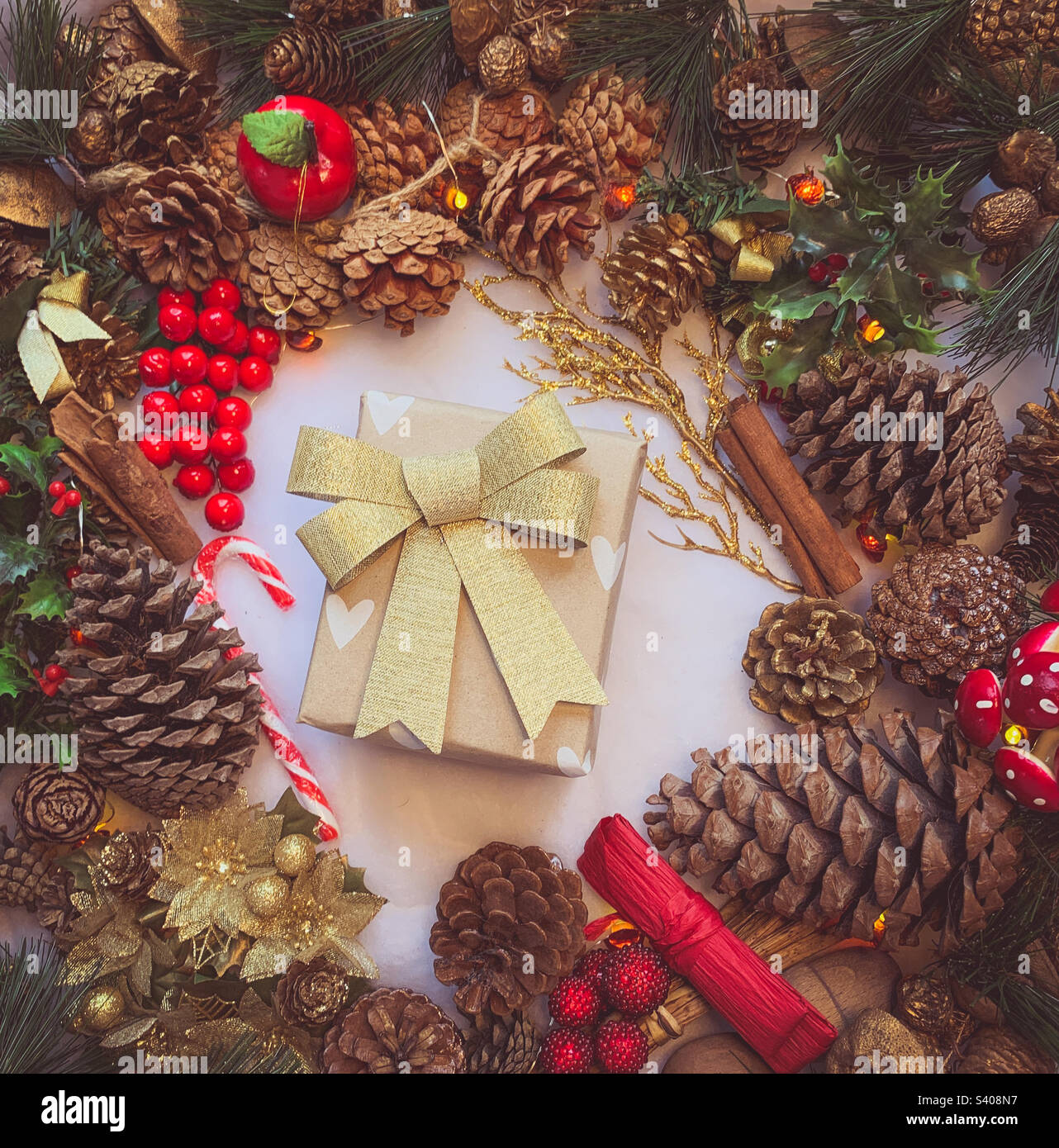 Posa piatta e festosa di decorazioni centrata intorno ad un regalo avvolto - Immagine stock catturata con smartphone